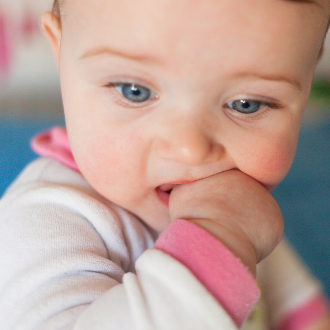 Comment gérer les poussées dentaires de bébé naturellement ?