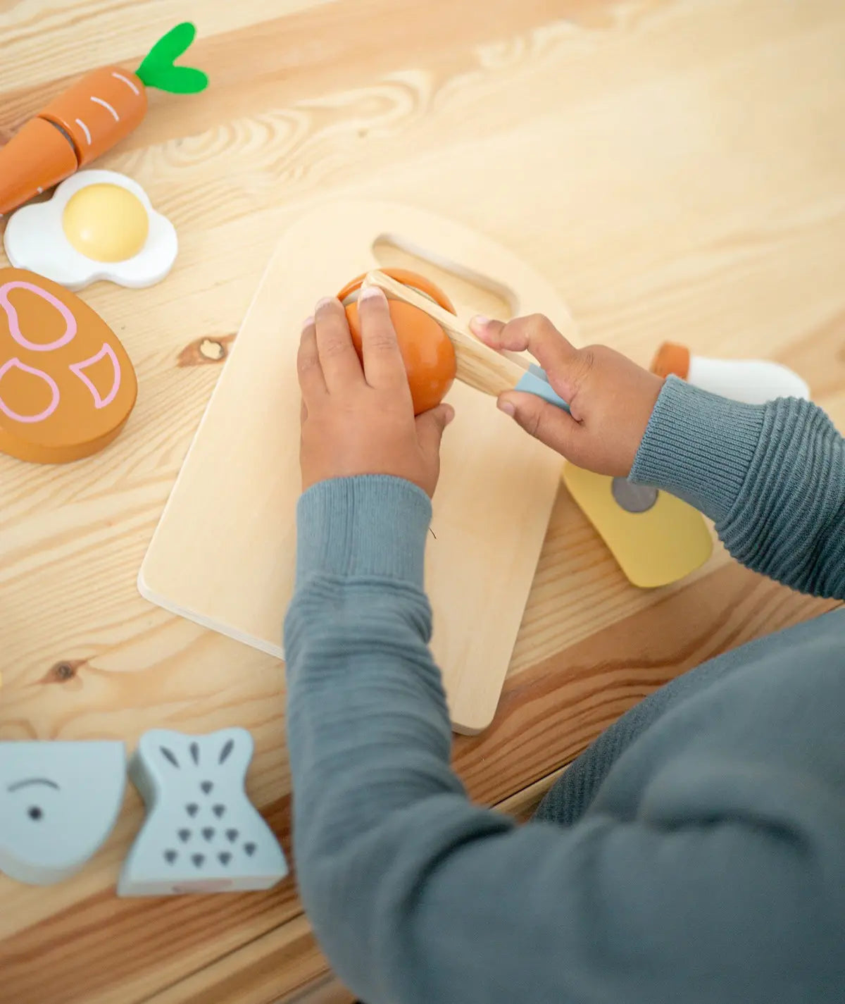 Planche à découper en bois avec nourriture +10M