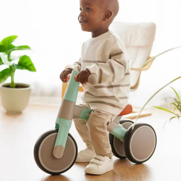 Mon premier vélo d’équilibre Vespa – Eurekakids