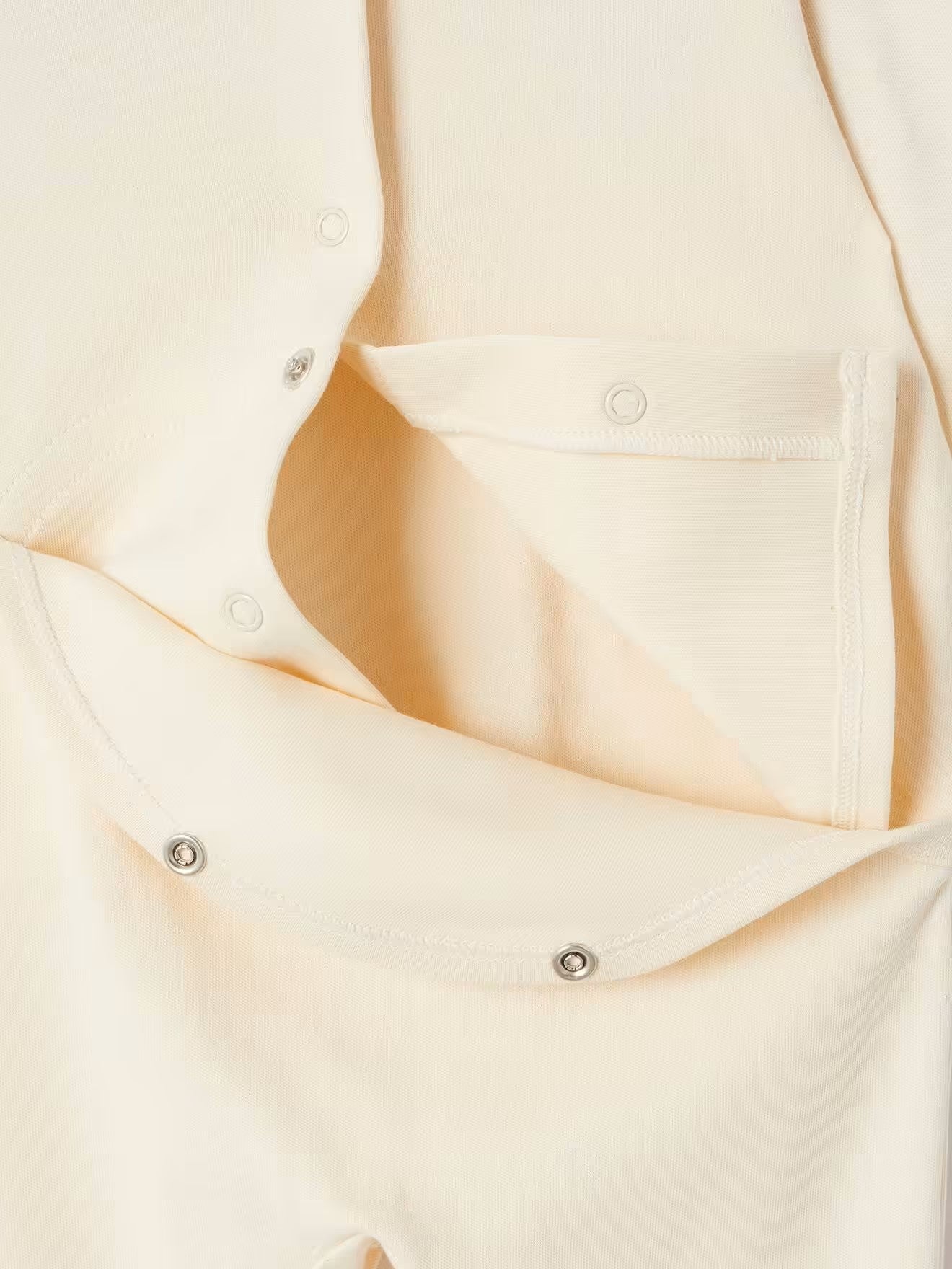 Dors-bien uni avec détails brodés tête de chat, ouverture dos par pressions