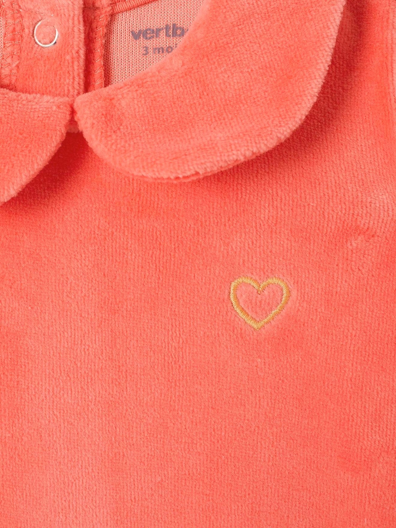 Pyjama en velours pour bébé, avec coeur brodé sur la poitrine
